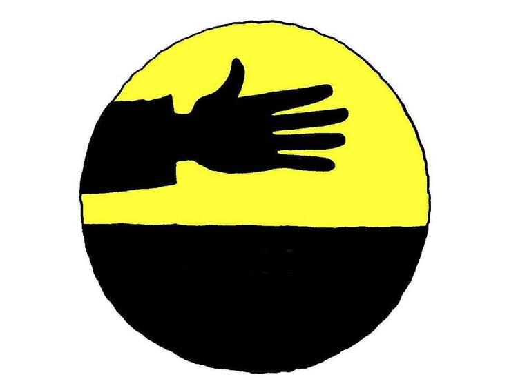 Jesús sana la mano de un hombre
